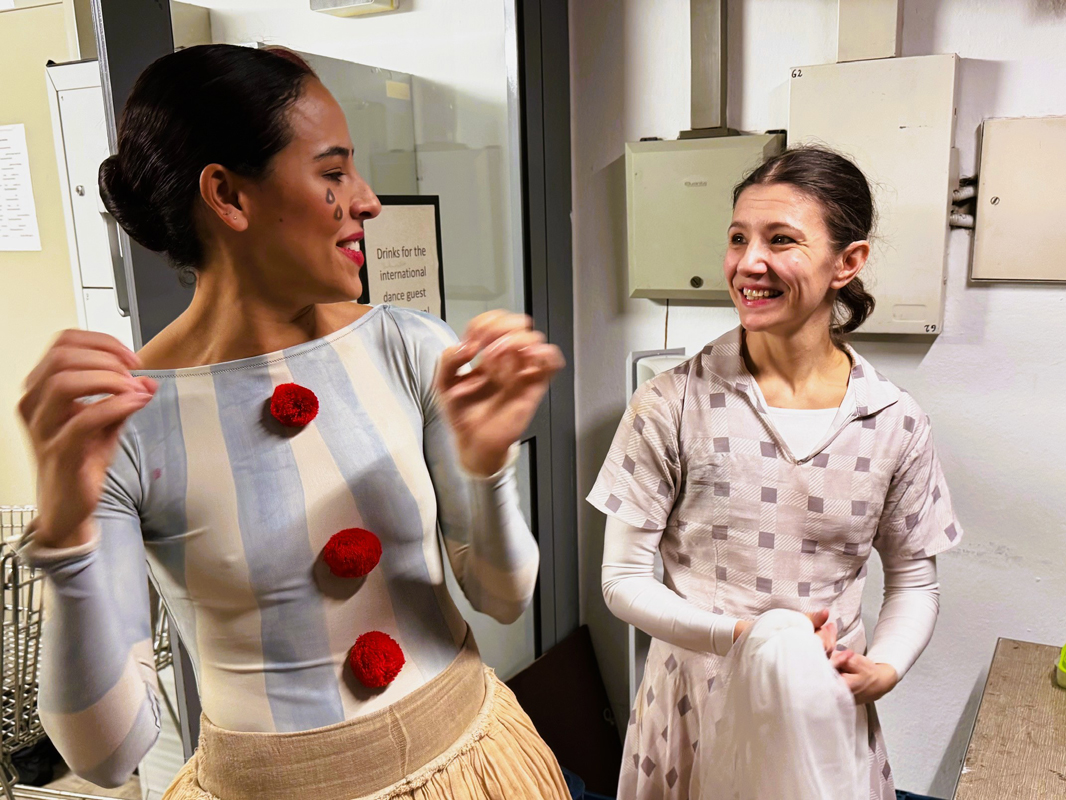 2 Frauen schauen sich an und lachen