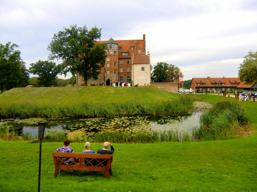 Grünanlage mit Blick auf Historisches Gebäude
